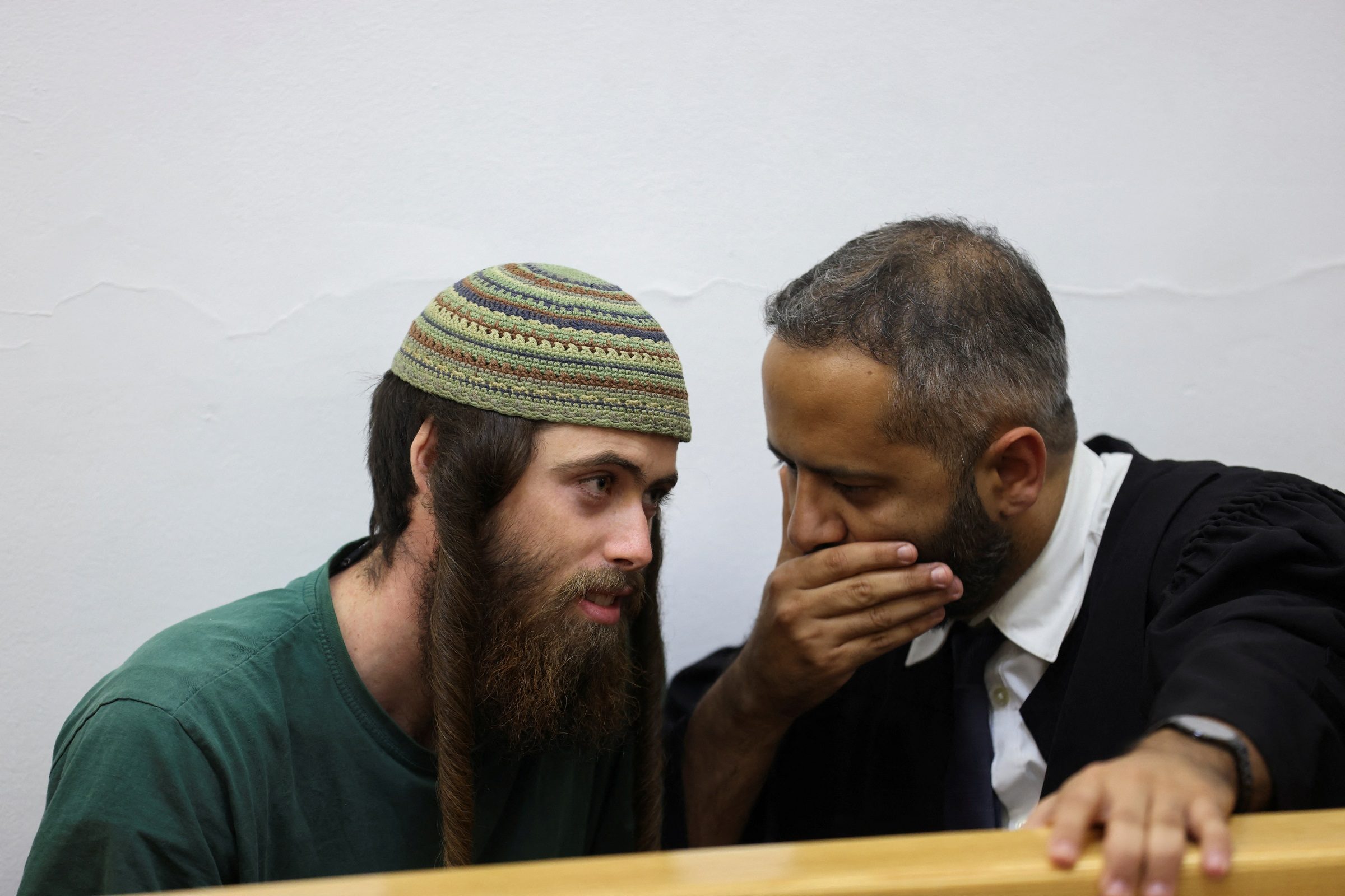 يهود متطرفون البصق على المسيحيين