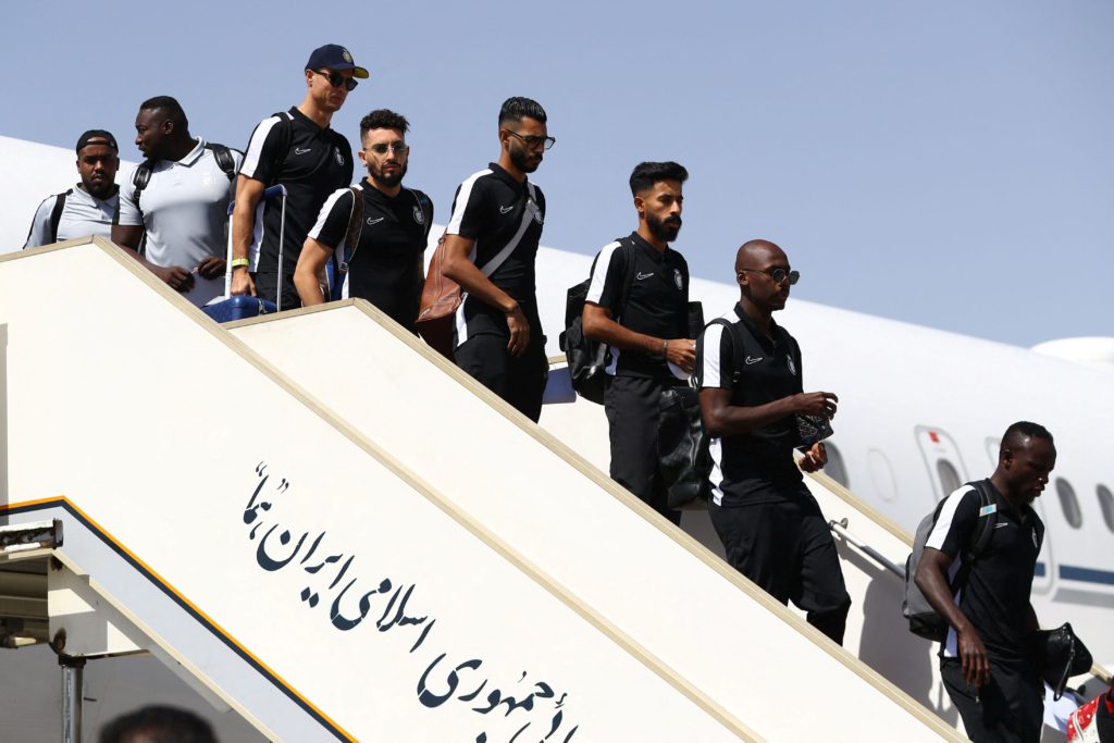 أبرز الأزمات في مباريات كرة القدم بين السعودية وإيران (رويترز)