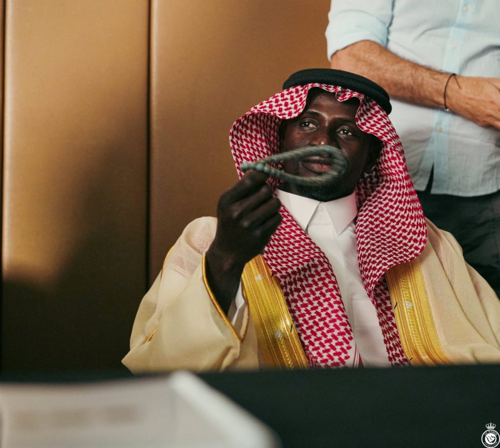 ساديو ماني يقلد مشجعاً مصرياً ردد عبارة "الماتش بدأ يا وليد" (رويترز)