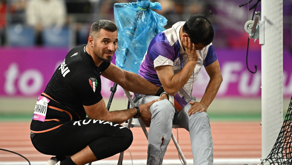 مطرقة علي الزنكوي تصيب حكماً صينياً (رويترز)