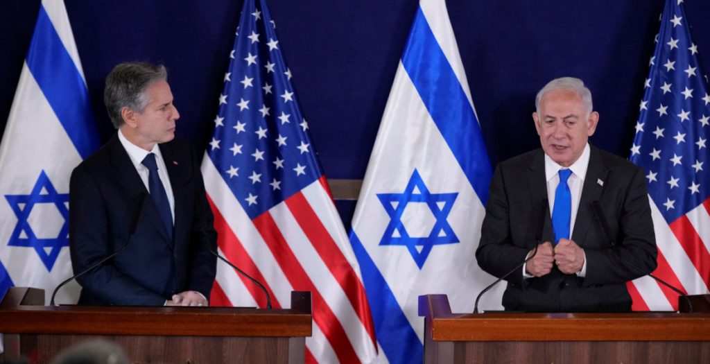 احتمى أنتوني بلينكن، رفقة بنيامين نتنياهو داخل غرفة محصنة بعد إطلاق رشقات صاروخية من قطاع غزة - رويترز