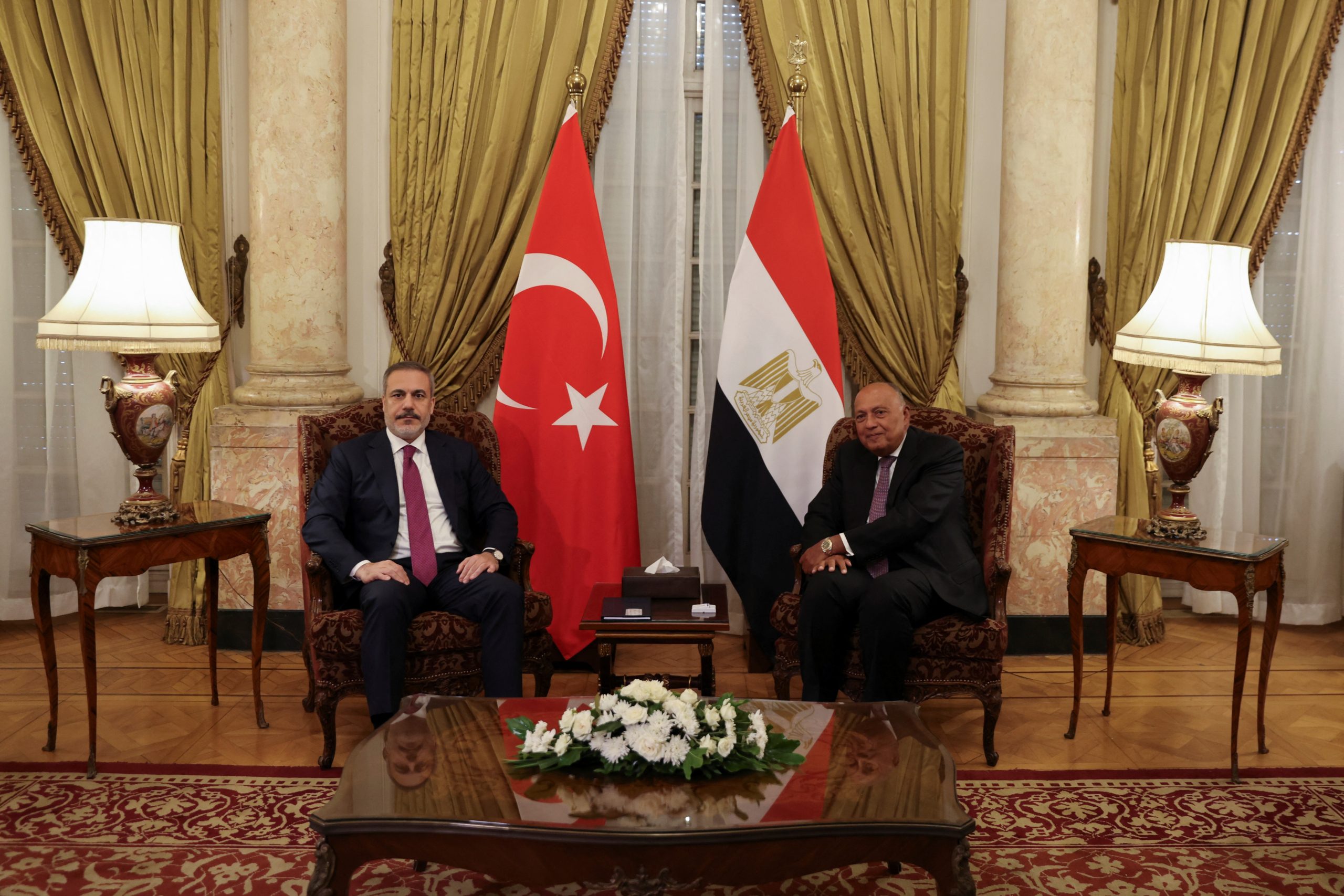 وزير الخارجية التركي هاكان فيدان ووزير الخارجية المصري سامح شكري في لقاء سابق لهما - رويترز
