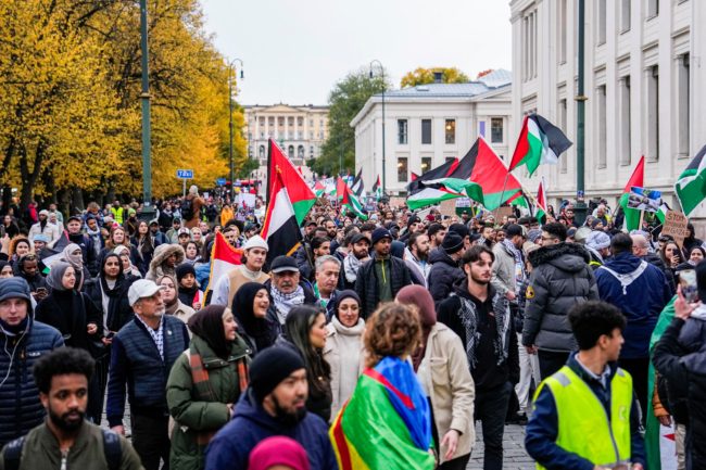 فيديو لسياسية نرويجية تقتحم مسابقة “يوروفيجن” تضامناً مع غزة.. ارتدت قميصاً يدعو لـ”مقاطعة إسرائيل”