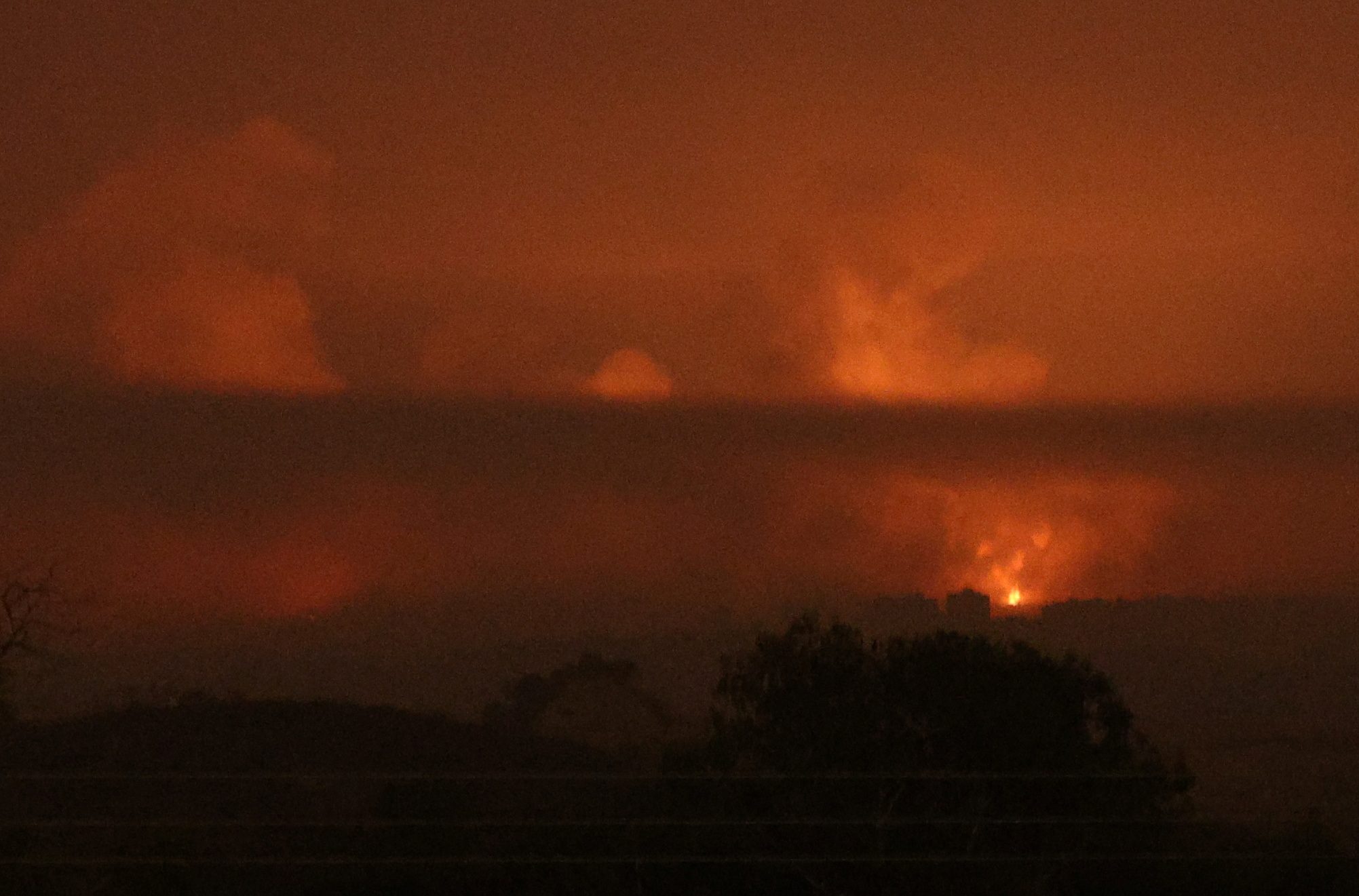 “غطاء لفظائع جماعية”.. إدانات واسعة لقطع الاحتلال الاتصالات وشبكة الإنترنت بغزة تزامناً مع تصعيد قصفها