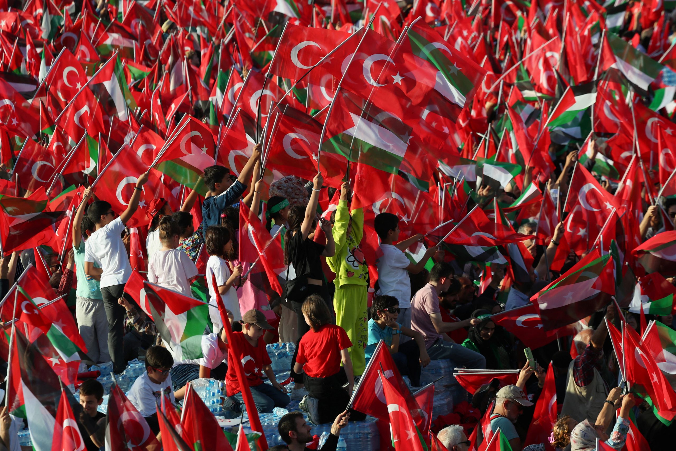 تجمع فلسطين الكبير في مطار أتاتورك الدولي - رويترز