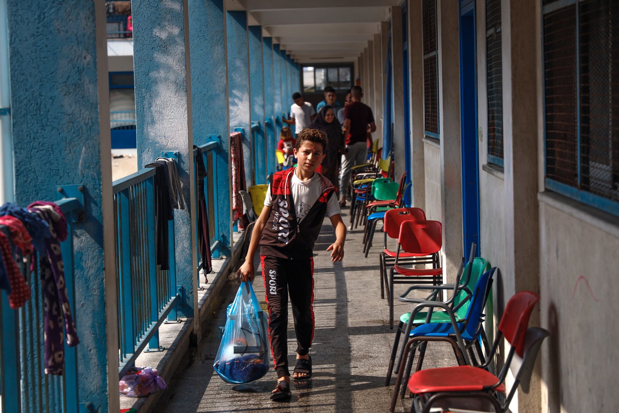 فلسطينيون في غزة ينزحون لمدارس ومقرات وكالة الأونروا هرباً من القصف المدمر/ الأونروا