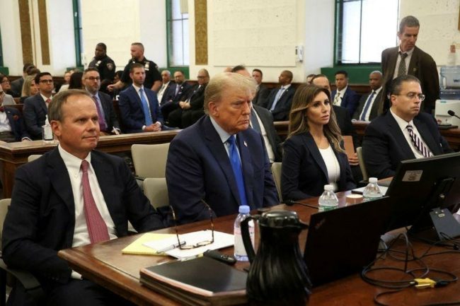 أصولها عربية وحاسوب ألعاب لا يُفارقها! تعرف على المحامية التي ظهرت مع ترامب في محاكمته