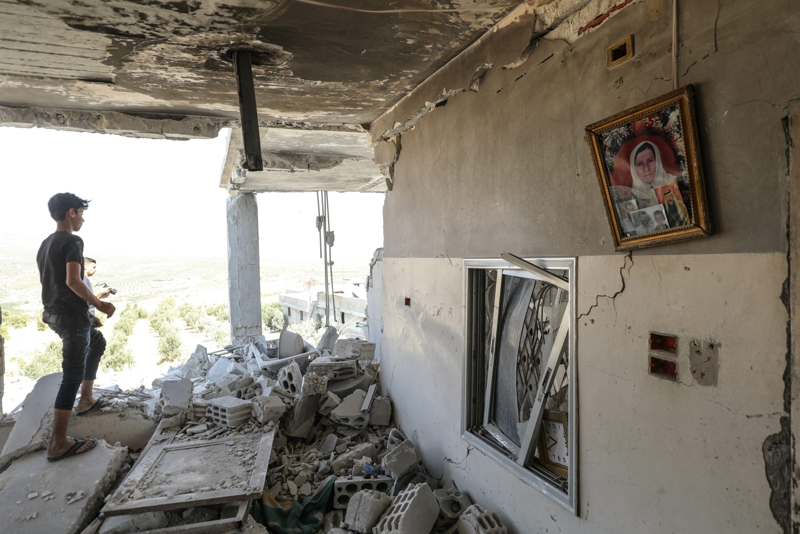 بعد هجوم الكلية الحربية.. ضربات “انتقامية” للنظام السوري تستهدف المدنيين بريفي حلب وإدلب