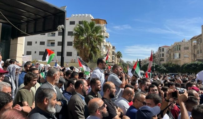 الأمن الأردني يعتدي على محتجين حاولوا اقتحام سفارة الاحتلال.. فرَّقهم بالقوة واعتقل بعضهم (فيديو)