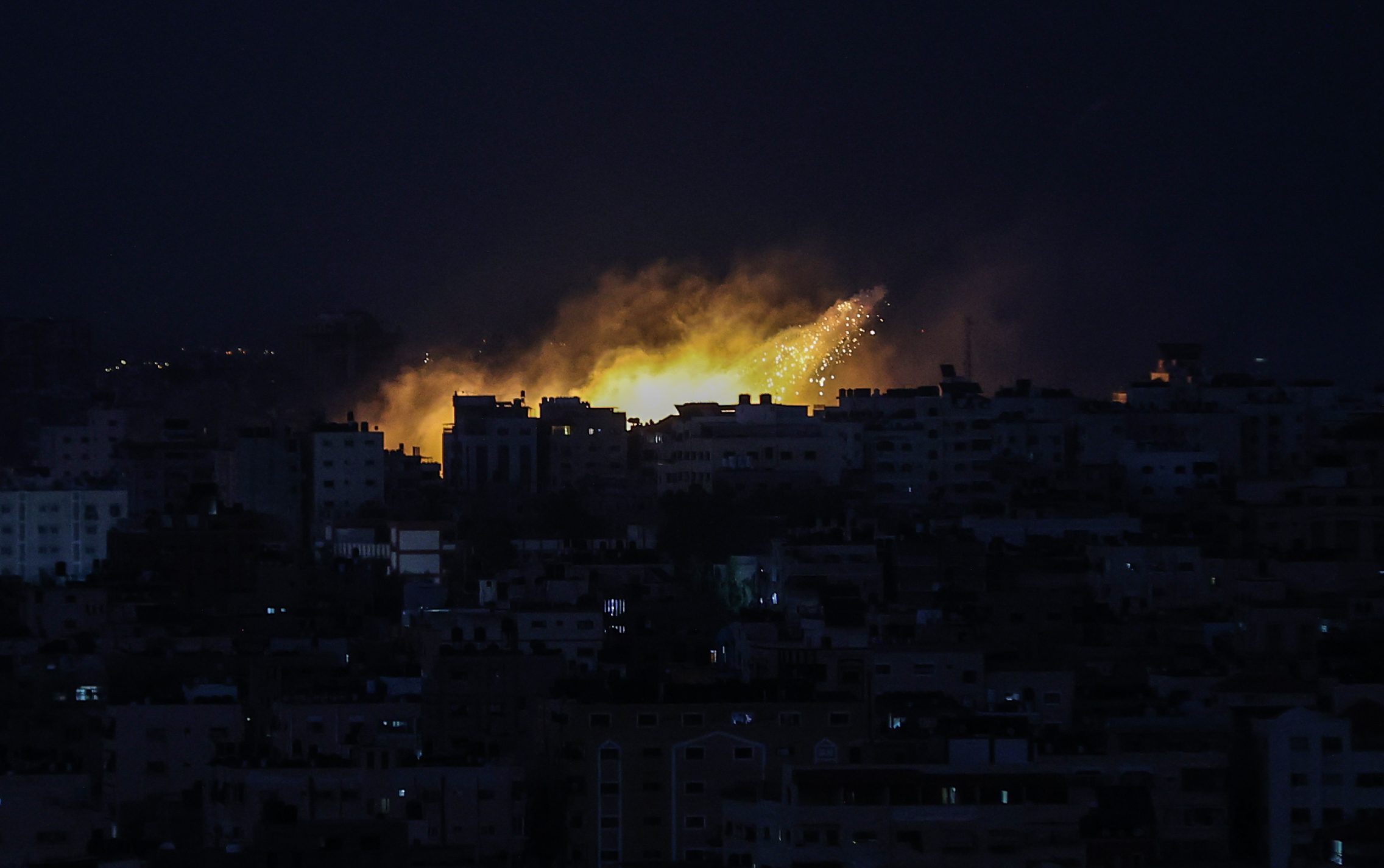 غارات ليلية عنيفة على قطاع غزة لليوم الخامس على التوالي.. ووزارة الصحة تحذّر من كارثة