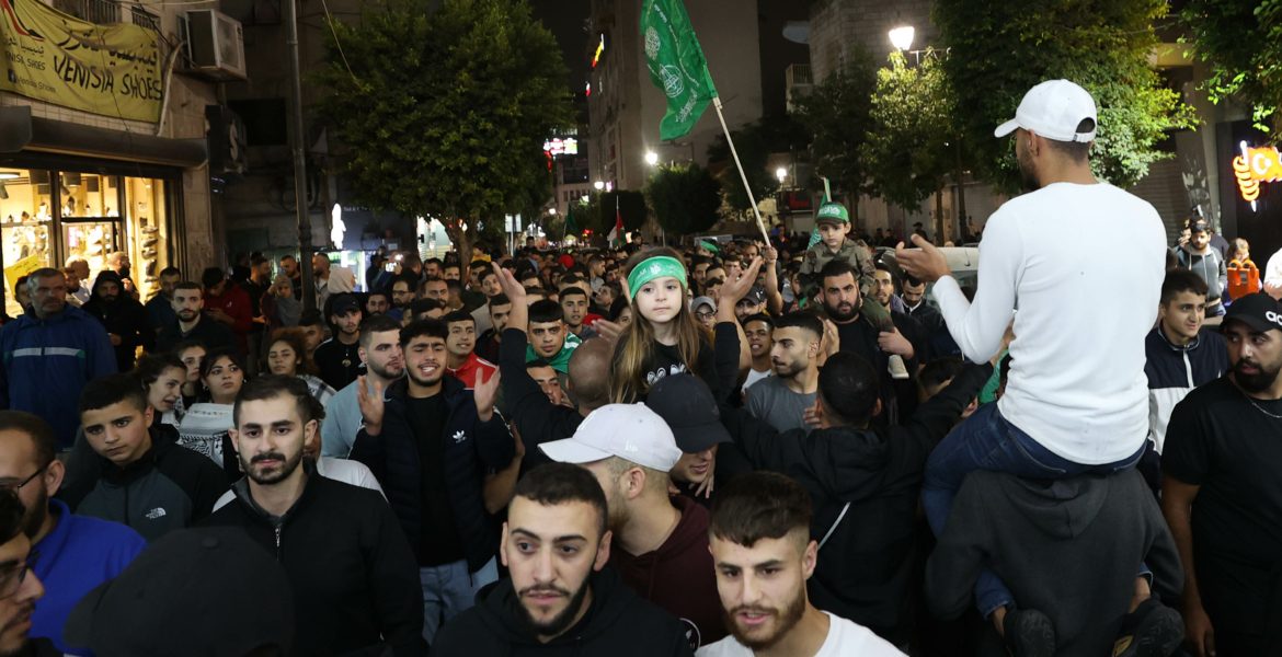 اعتصامات ليلية وصلاة بالميادين.. الضفة تنتفض مجدداً تزامناً مع تصعيد الاحتلال لقصفه غير المسبوق على غزة