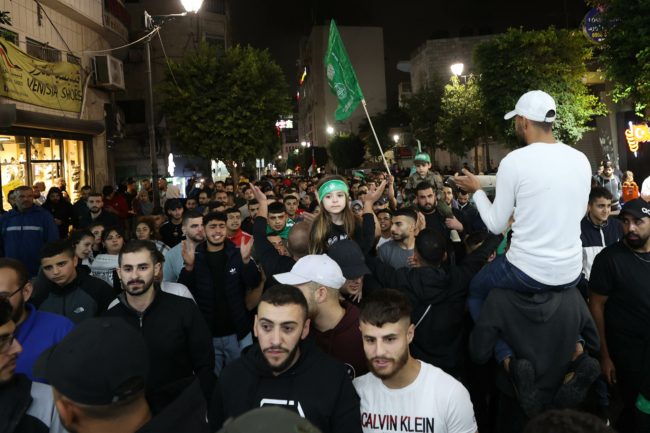 بدعوة من حماس.. مئات الفلسطينيين في رام الله ينظمون مسيرة تضامن مع غزة تنديداً بعدوان الاحتلال