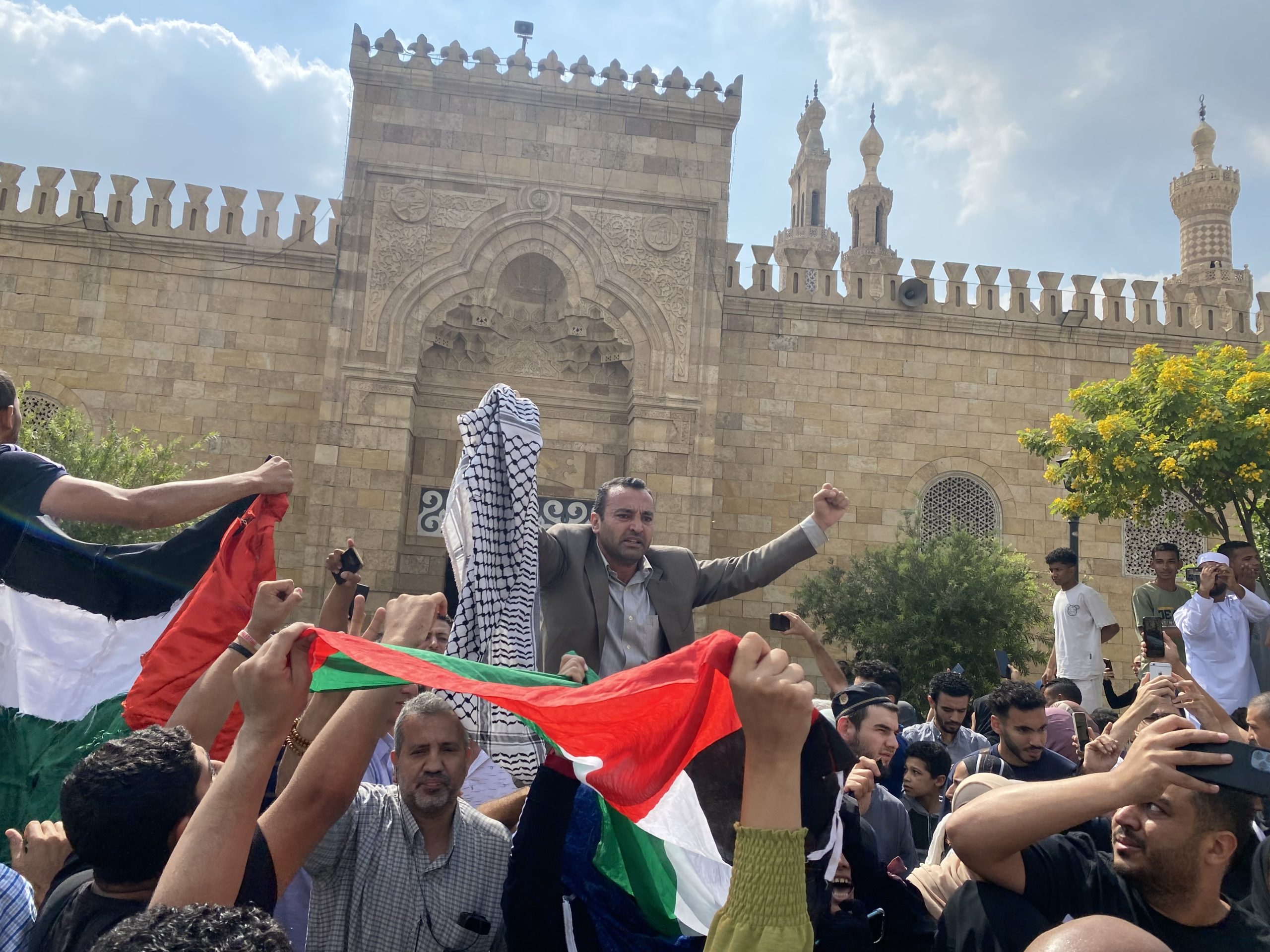 وقفة تضامنية بجامع الأزهر نصرة لغزة.. المئات رددوا هتافات للأقصى وطالبوا السيسي “باتخاذ قرار”
