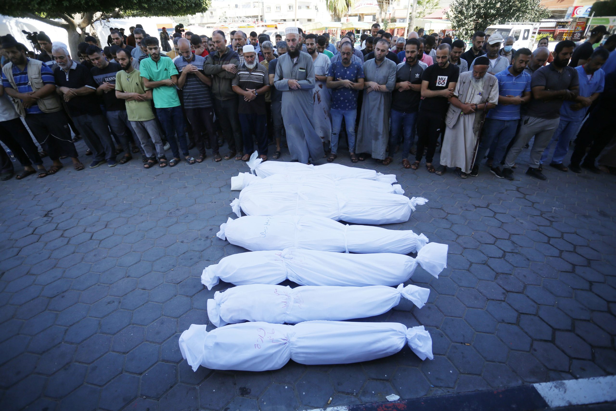 مستشفى ثالث يتلقى إنذاراً بالإخلاء وشهداء بثلاجات البوظة.. استهداف الاحتلال للقطاع الطبي يفاقم الوضع بغزة