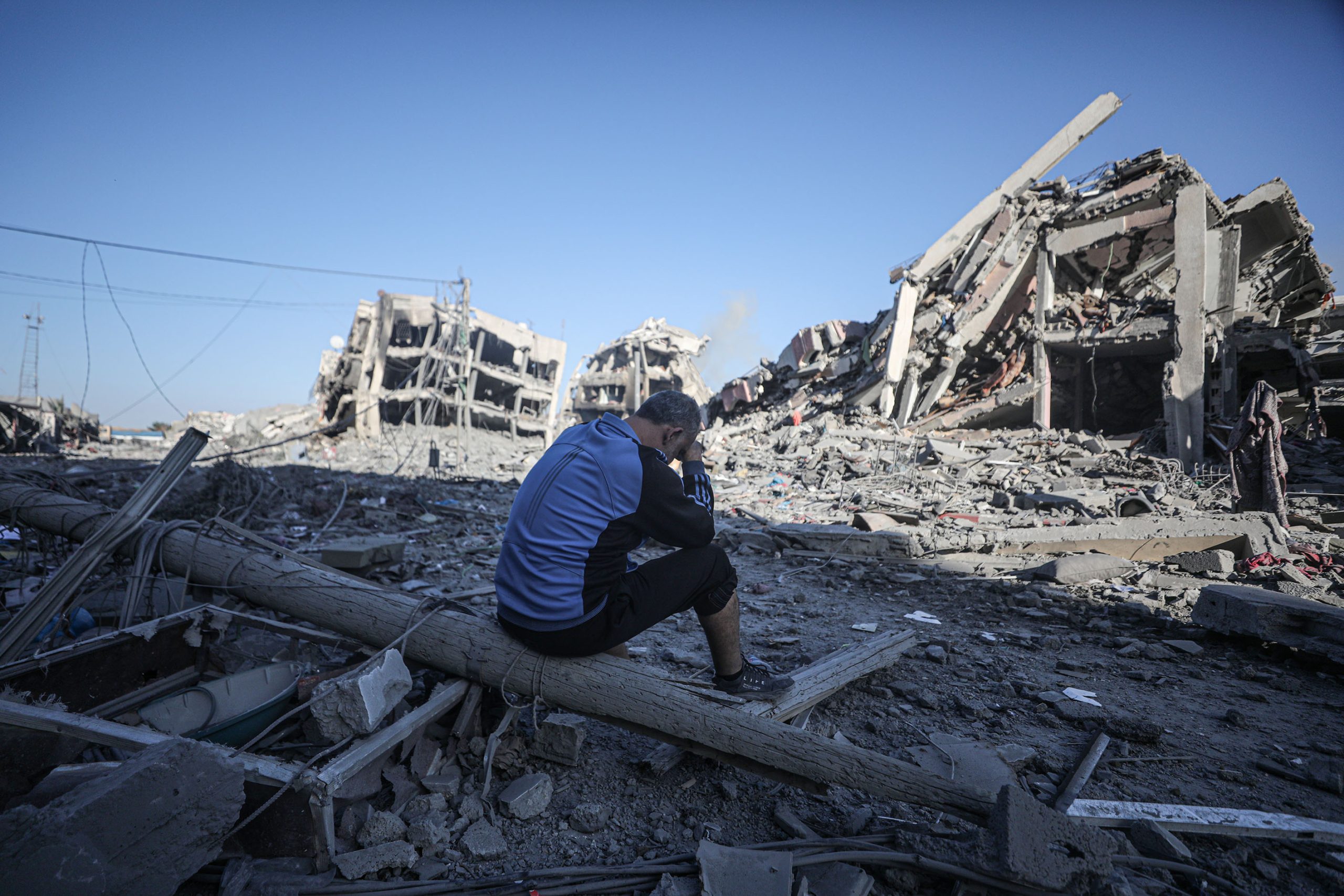 لليوم الرابع عشر يواصل الجيش الإسرائيلي استهداف قطاع غزة بغارات جوية مكثفة دمّرت أحياء بكاملها - الأناضول