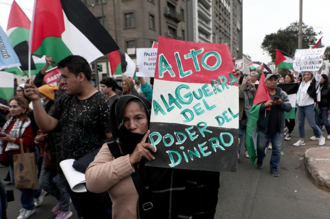 تهديد بالسجن والخوف من ضياع الجنسية.. كيف ترهب الحكومات الغربية “عرب أوروبا” لمنعهم من التضامن مع غزة؟