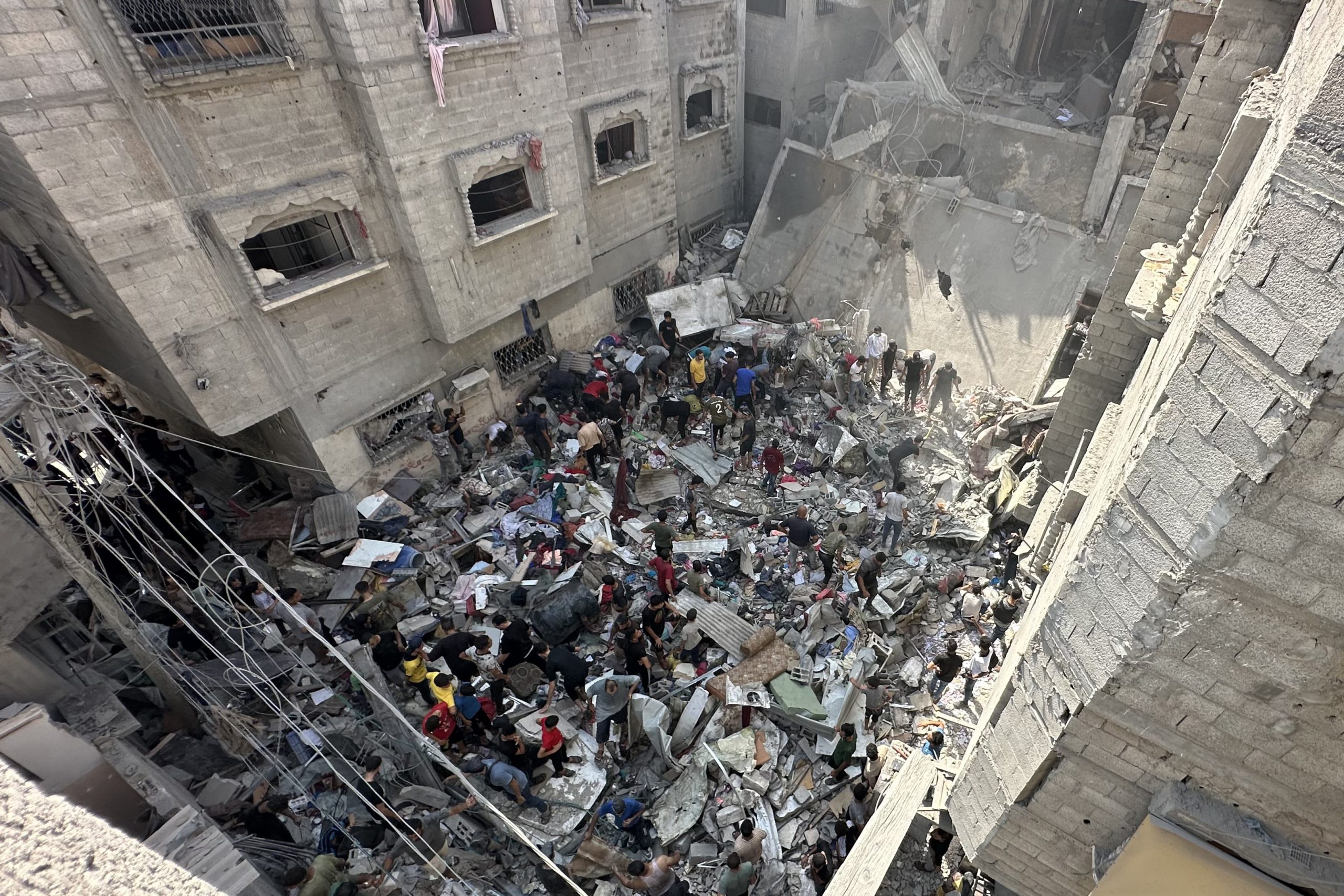 المتفجرات التي ألقيت على غزة “تساوي قنبلة هيروشيما”! مسؤول فلسطيني: الاحتلال ارتكب 47 مجزرة بيوم واحد
