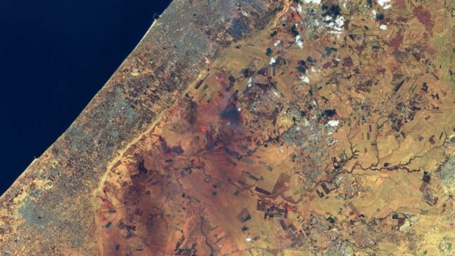 صور أقمار صناعية تظهر ما فعلته هجمات المقاومة بمستوطنات إسرائيلية.. أعمدة الدخان غطت سماءها