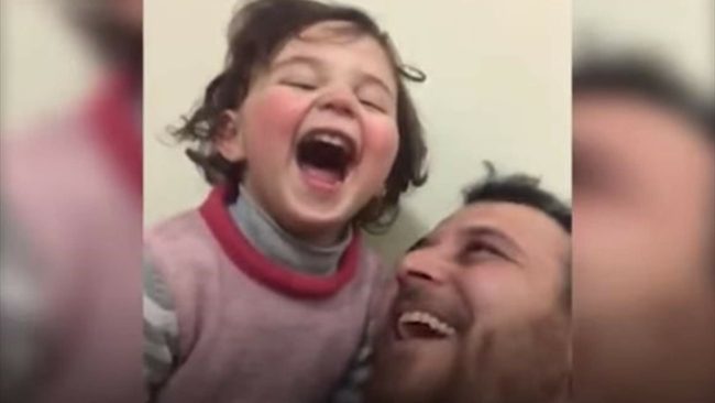 يعلّمها كيفية التغلب على خوفها.. ما حقيقة فيديو الأب الذي يُضحك ابنته عند سماع صوت القصف في غزة؟