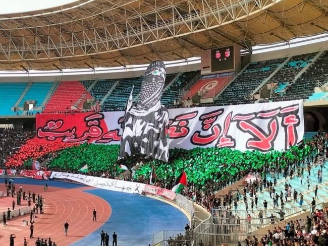 بملثم وكوفية وآية قرآنية.. جماهير الأفريقي التونسي توجه رسالة خاصة إلى فلسطين (فيديو)