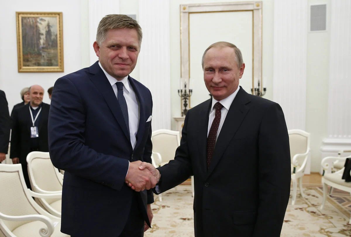 رئيس وزراء سلوفاكيا السابق روبرت فيكو مع الزعيم الروسي فلاديمير بوتين/ Tass