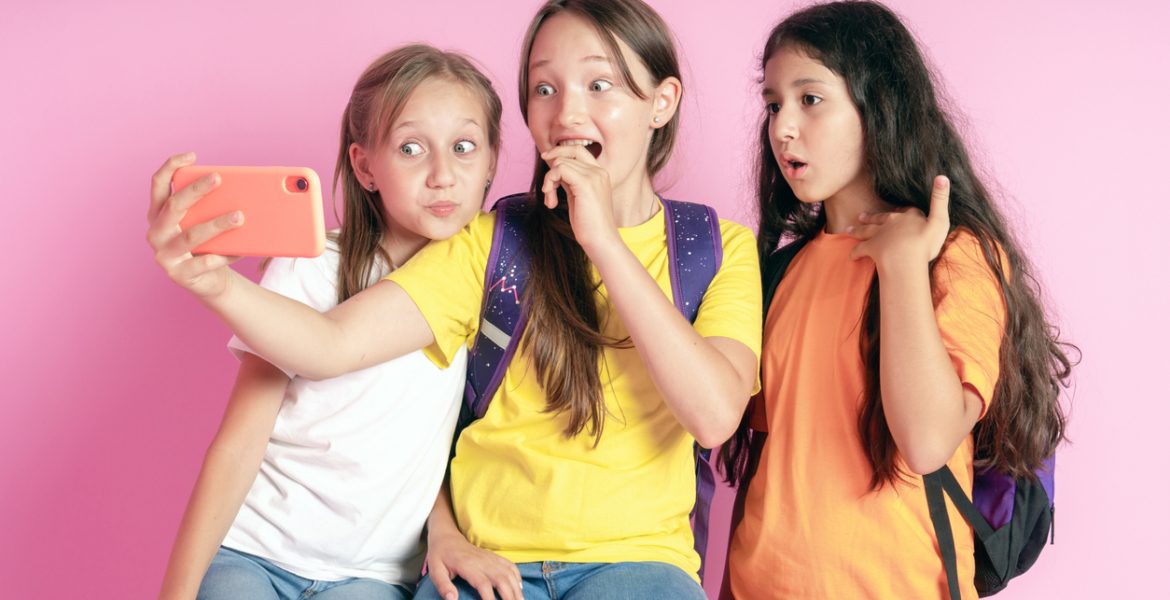 نشر صور أطفالك قد يكلفك غرامة تصل لـ 45 ألف يورو بفرنسا! مشروع قانون حول مشاركة تفاصيل الحياة على الإنترنت