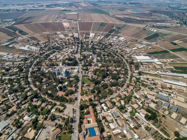 ماذا نعرف عن “الكيبوتس”؟ تُدار بشكل ذاتي من قبل المستوطنين، وتحولت من مجمع زراعي إلى مصنع أسلحة للاحتلال