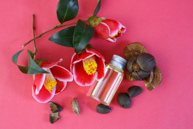 يقلل ظهور التجاعيد ويعالج حب الشباب.. فوائد زيت الكاميليا سر جمال النساء اليابانيات