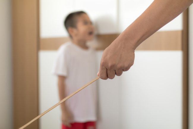 العصا والمعلم.. كيف بدأ الضرب في المدارس؟