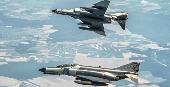 الجيش التركي ينفذ مجدداً ضربات جوية شمالي سوريا.. أعلن تدمير 15 موقعاً لمسلحي “بي كي كي” وتحييد العديد منهم