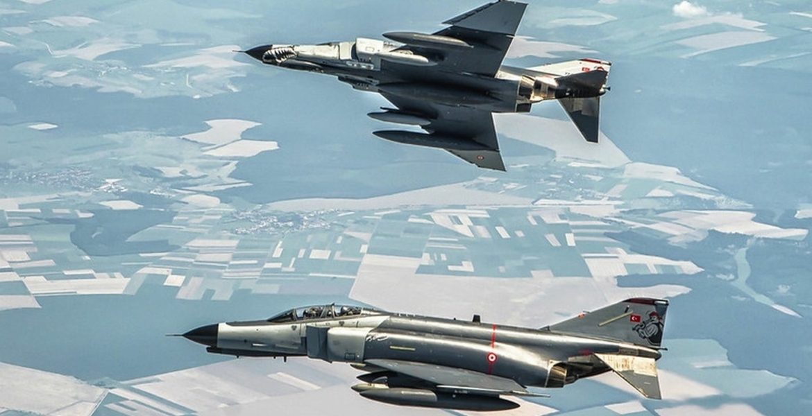 الجيش التركي ينفذ مجدداً ضربات جوية شمالي سوريا.. أعلن تدمير 15 موقعاً لمسلحي “بي كي كي” وتحييد العديد منهم