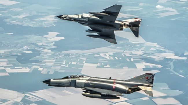 تركيا تشن ضربات جوية على مواقع بالعراق.. أعلنت استهداف “حزب العمال” بعد وقوع هجوم بأنقرة