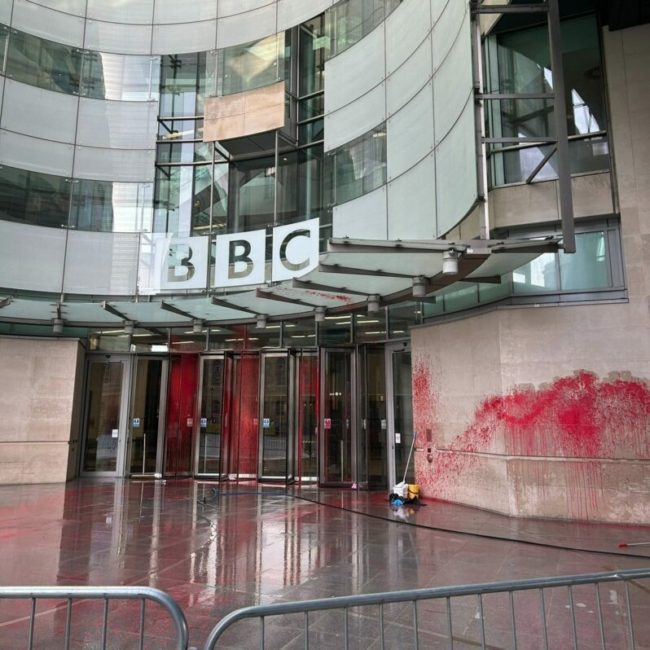 BBC تحقق مع 6 صحفيين و”الغارديان” تفصل رسام كاريكاتير بعد 4 عقود! هؤلاء قطعت أرزاقهم لتضامنهم مع غزة