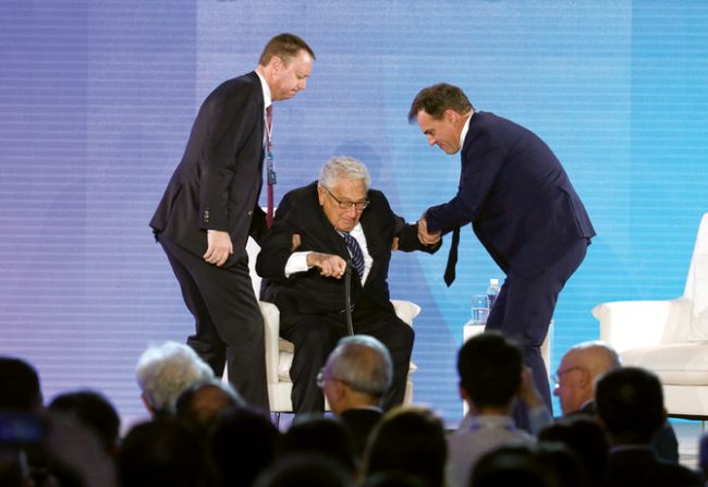 أنقذ إسرائيل من هزيمة كبرى.. قصة هنري كيسنجر أول يهودي يقود الخارجية الأمريكية