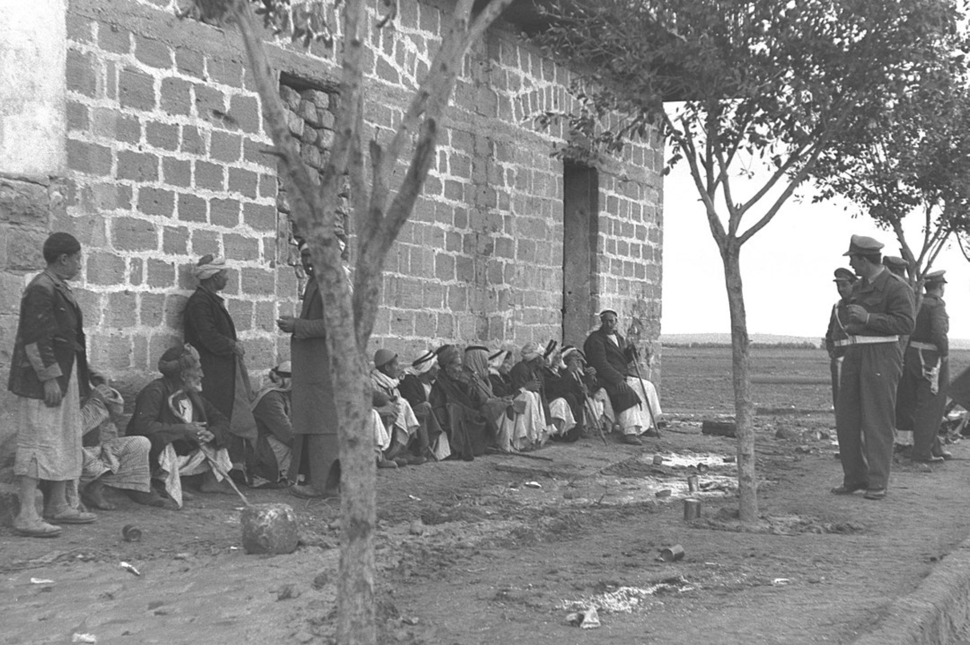 سكان بلدة الفالوجة بعد أن حوصرت لشهور طويلة/ Wikipedia