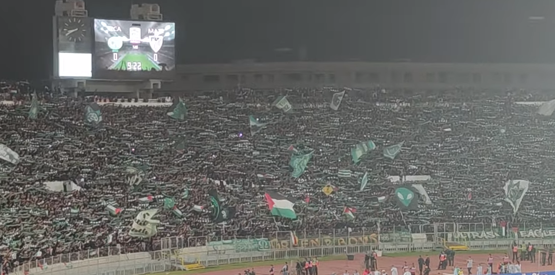 بعثوا بها رسالة سياسية قبل تطبيع المغرب.. ما قصة أغنية “الحبيبة يا فلسطين” التي غناها جمهور الرجاء البيضاوي؟