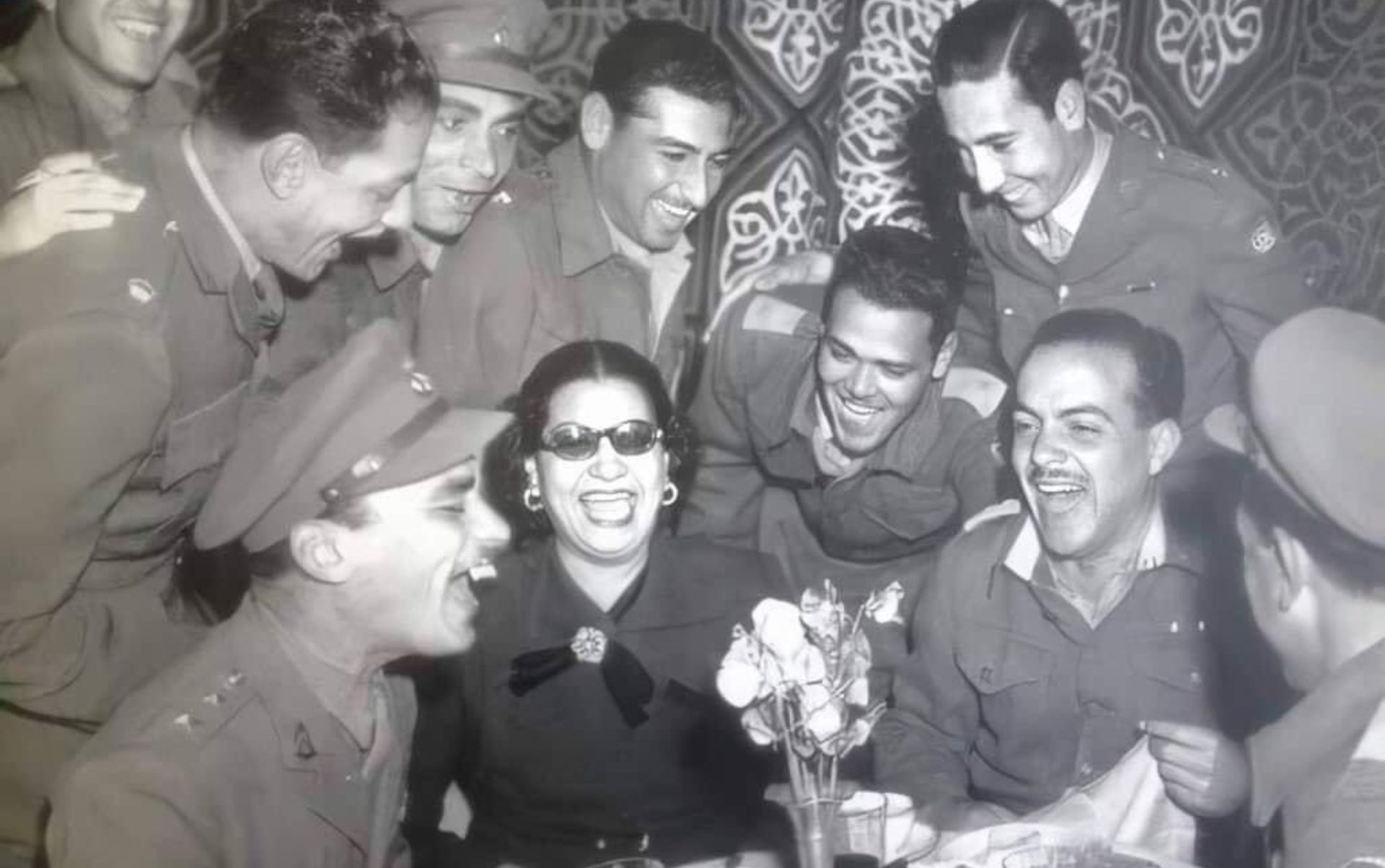 أم كلثوم وسط الجنود المصريين/ مواقع التواصل