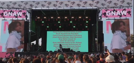 مرتدياً الكوفية.. الرابور الأمريكي “ريدفيل” يعرض أسماء الشهداء الأطفال خلال حفله في لوس أنجلوس