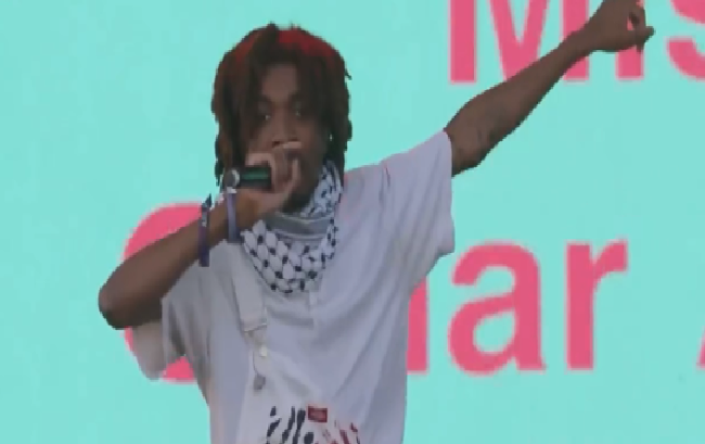 منهم من طالب بوقف إطلاق النار.. نجوم غناء عالميون يرفعون العلم الفلسطيني في حفلاتهم دعماً لغزة