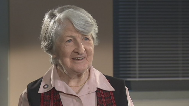 تركت بلدها من أجل فلسطين ودفنت في غزة.. “جين كالدر” الأسترالية التي كرَّست حياتها لمساعدة أهل القطاع