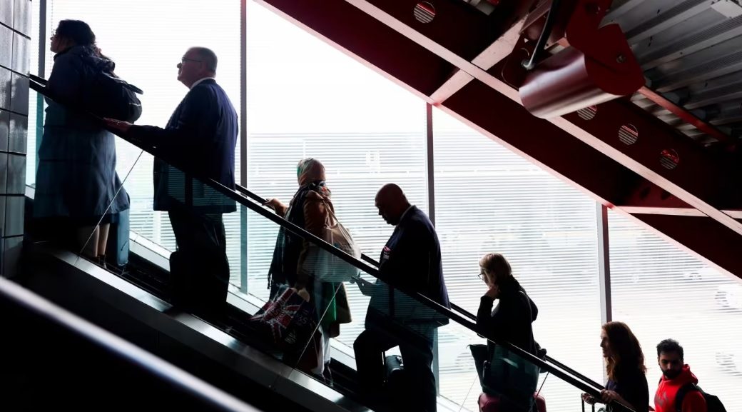 “حرب غزة تضرب عالم الطيران”.. فايننشيال: تراجع الطلب على الرحلات الجوية بالعالم، وهذه الدول الأكثر تضرراً