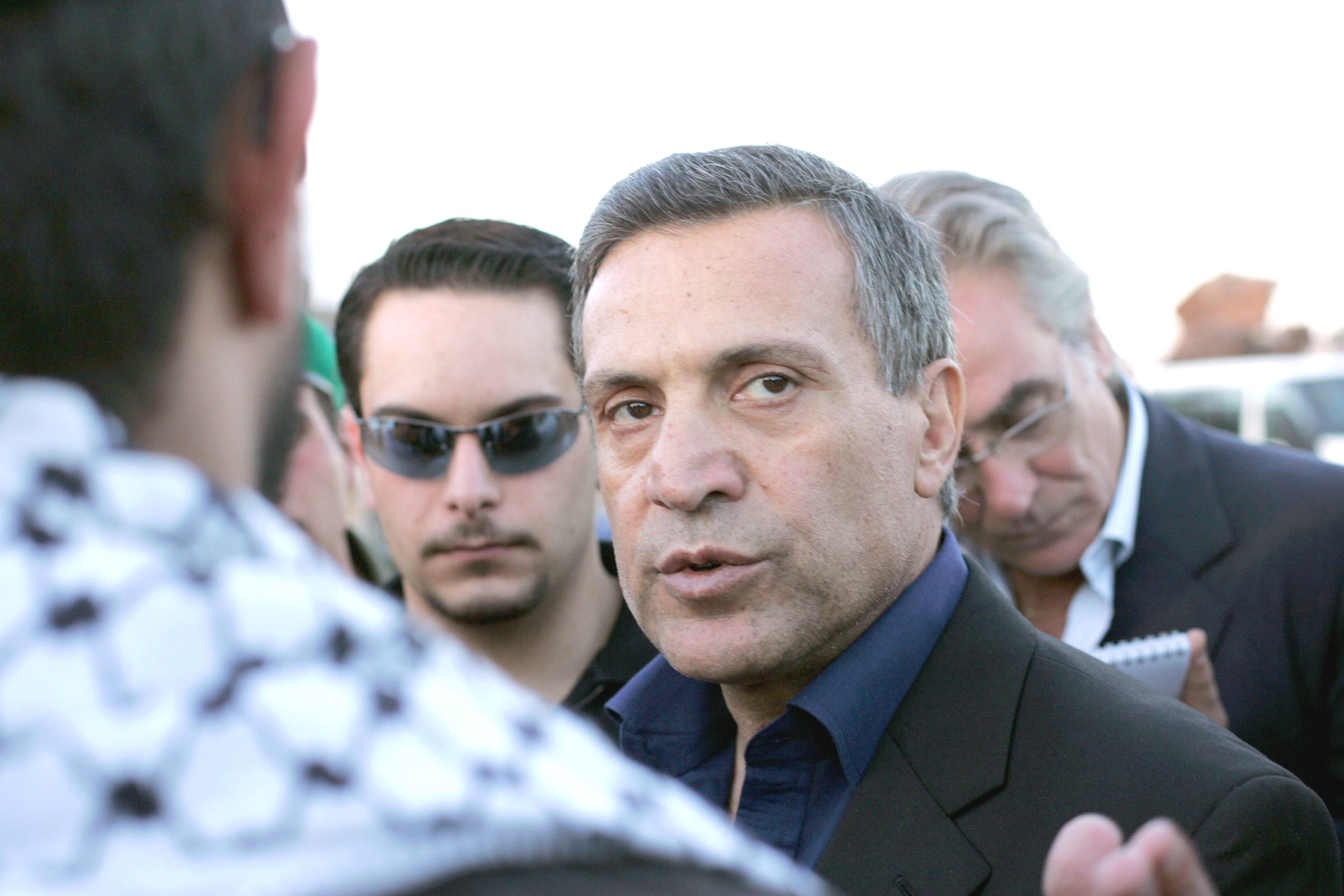 مسؤول بالسلطة الفلسطينية ينفعل وينسحب من لقاء تلفزيوني.. تهرّب من التعليق على انتقادات سابقة لحماس