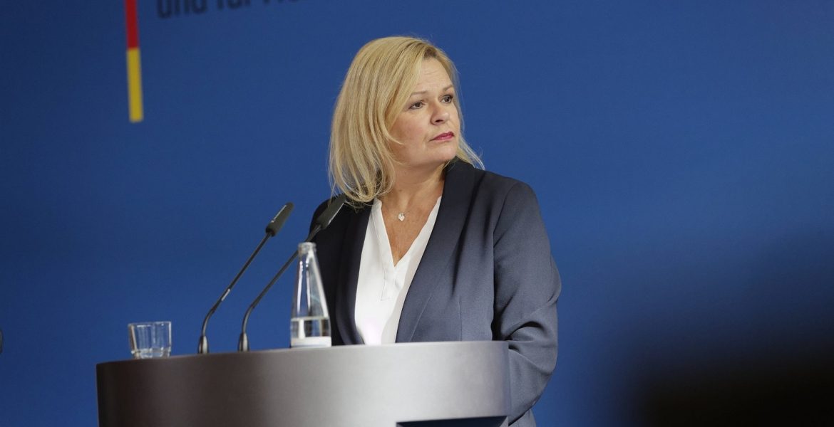 ألمانيا تحظر رسمياً أنشطة حماس وشبكة تدافع عن حقوق الأسرى.. اتهمتهم بنشر دعاية “مُعادية” لإسرائيل