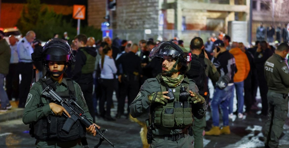 عملية إطلاق نار في القدس نفذها 3 مقاومين فلسطينيين.. استهدفوا حاجزاً لجنود الاحتلال وأصابوا عدة أشخاص