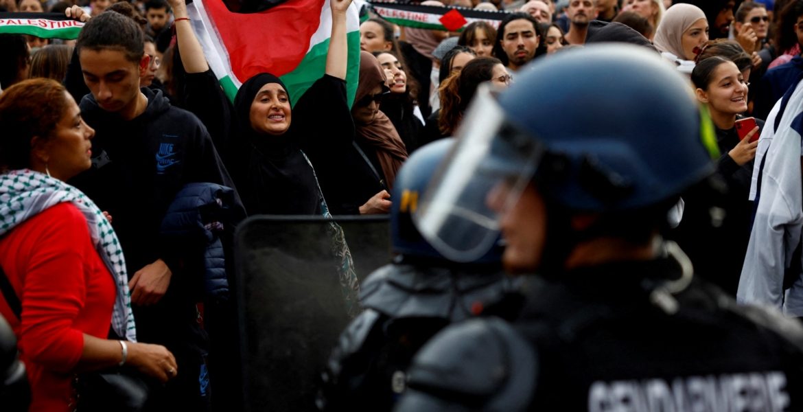 وسائل التواصل الاجتماعي - مظاهرات مؤيدة لفلسطين في باريس/ رويترز - هل الحرية مجرد خديعة في عالم اليوم؟