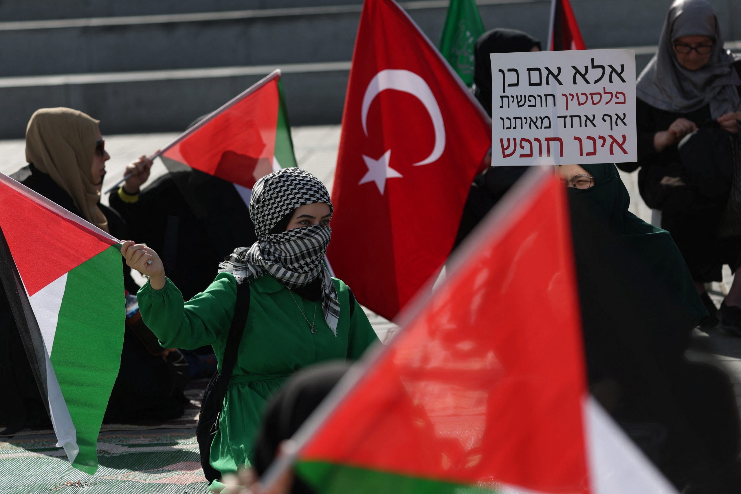 تركيا تقترح آلية الدول الضامنة وروسيا ترحب بها وصمت أوروبي - رويترز