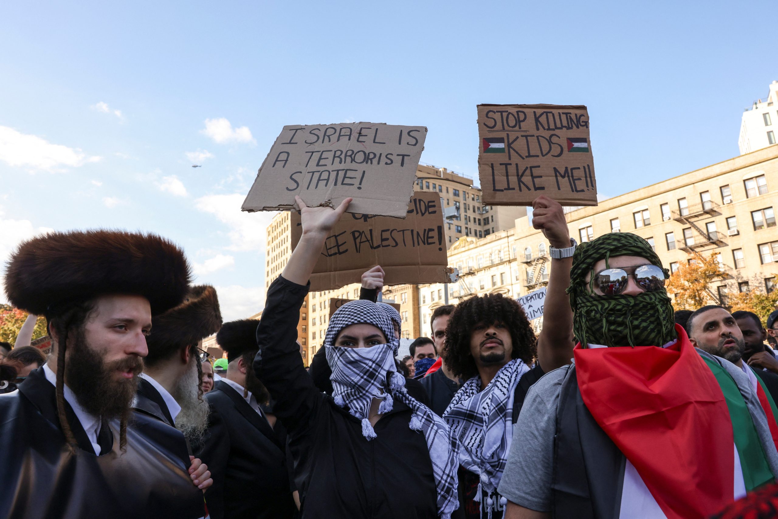 نشطاء سلام بينهم يهود يطالبون بوقف إطلاق نار.. احتجوا أمام تمثال الحرية بنيويورك