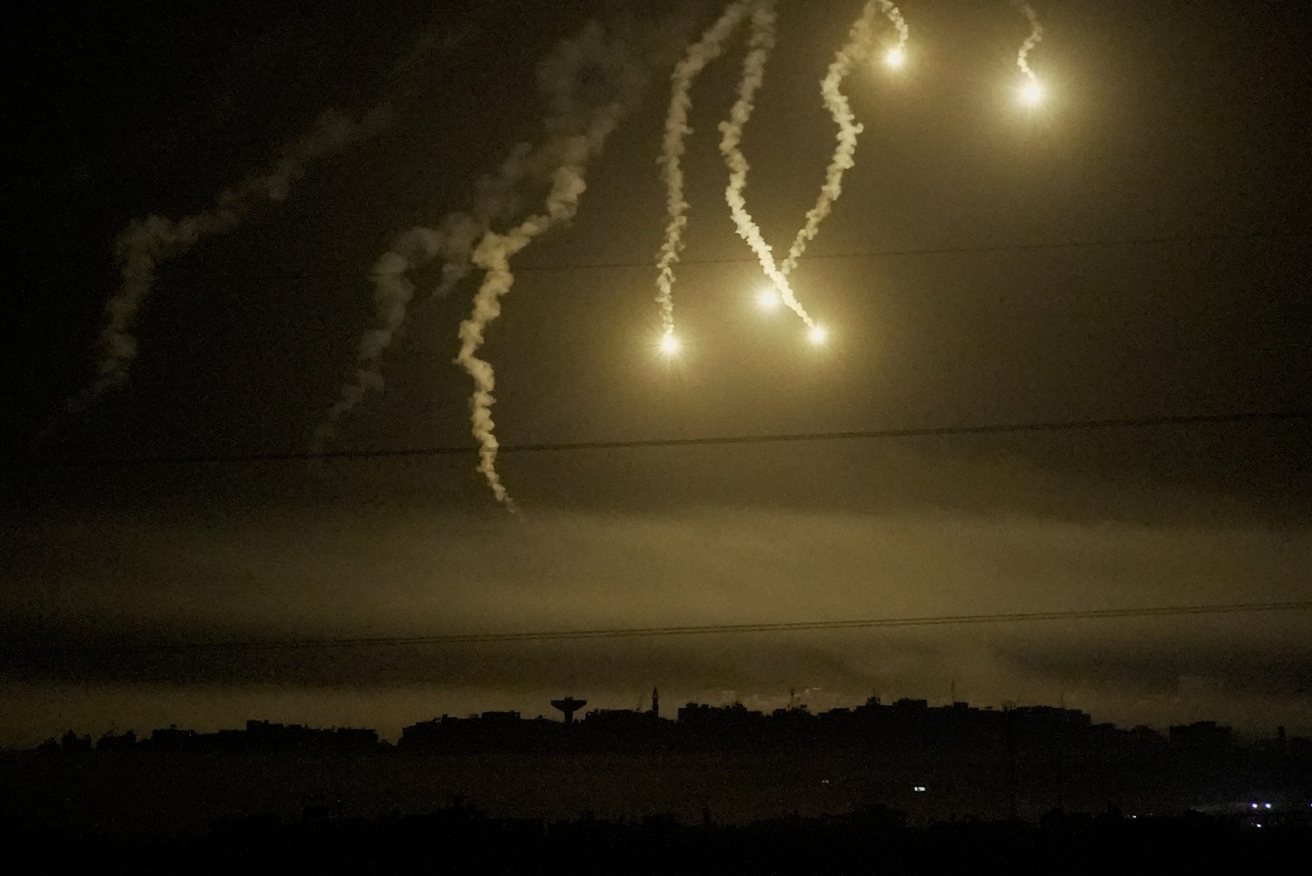 غزة مقطوعة عن العالم مجدداً.. شركة الاتصالات الفلسطينية تعلن توقف الاتصالات والإنترنت عن القطاع