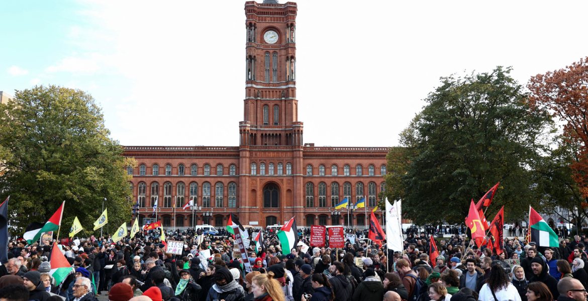 من المظاهرات الداعمة للفلسطين في ألمانيا بالعاصمة برلين (رويترز)