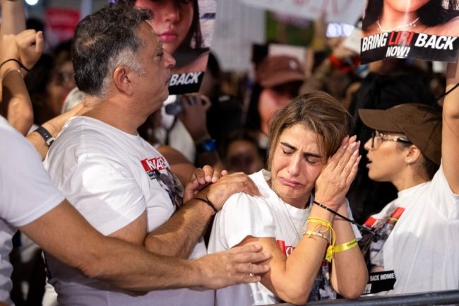 نتنياهو يواجه غضب أهالي الأسرى الإسرائيليين بغزة.. طالبوه بتقديم “تنازلات كبيرة” لإطلاق سراحهم